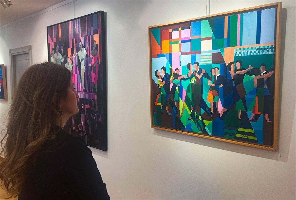 Filiz Ural'ın 'Notalardan Tuvalime Yansıyan İz Düşümler' resim sergisi, Doku Sanat Galerisi'nde sanatseverlerle buluştu