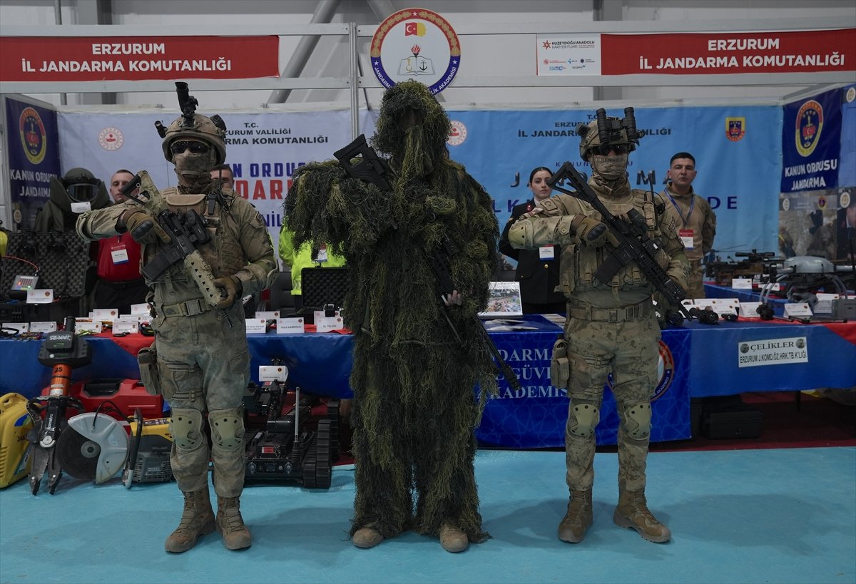 Kuzeydoğu Anadolu Kariyer Fuarı'nda gençlere jandarmanın görevleri, eğitim süreçleri ve kariyer imkanları anlatıldı