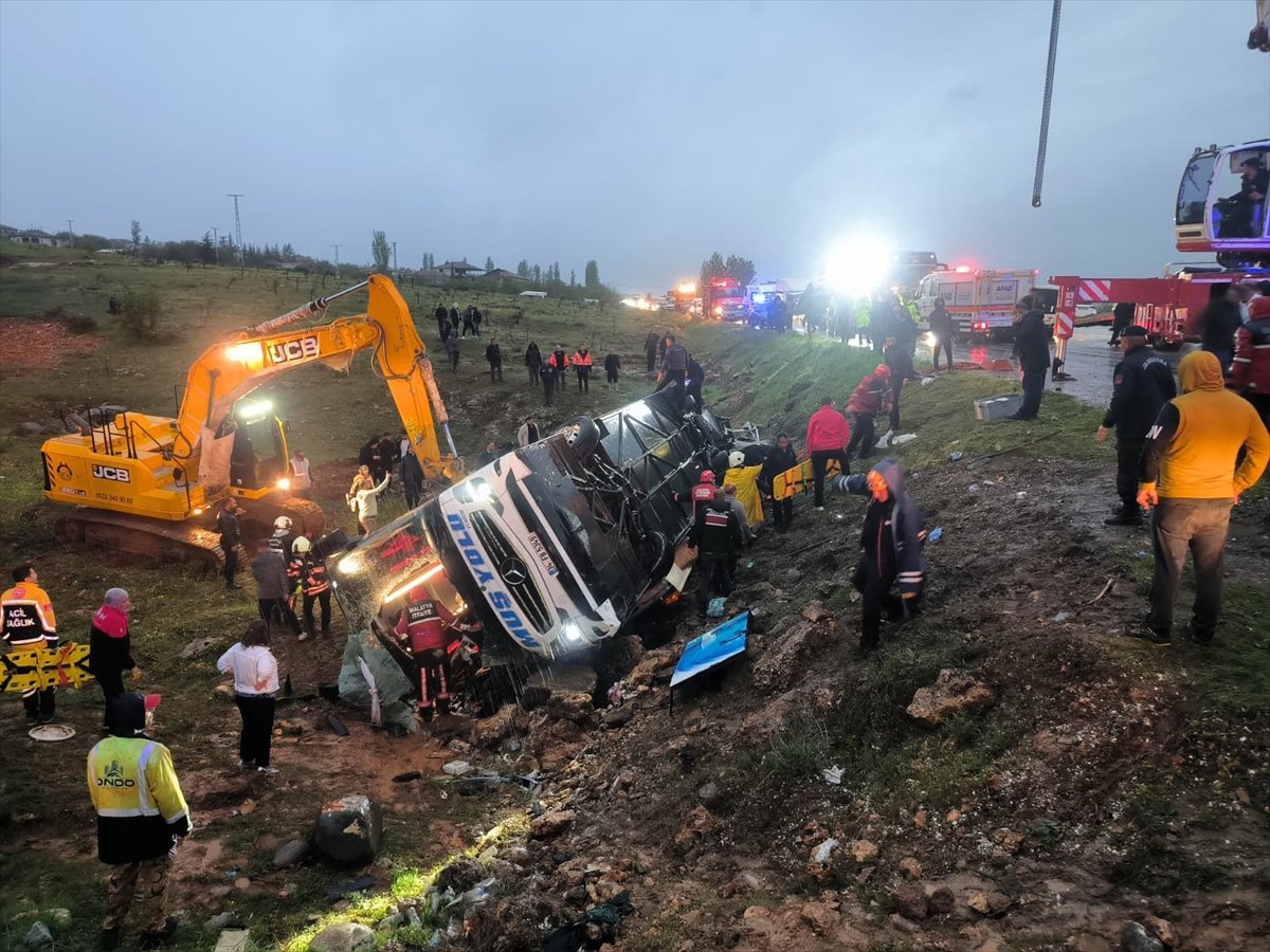 Malatya'da yolcu otobüsü şarampole devrildi