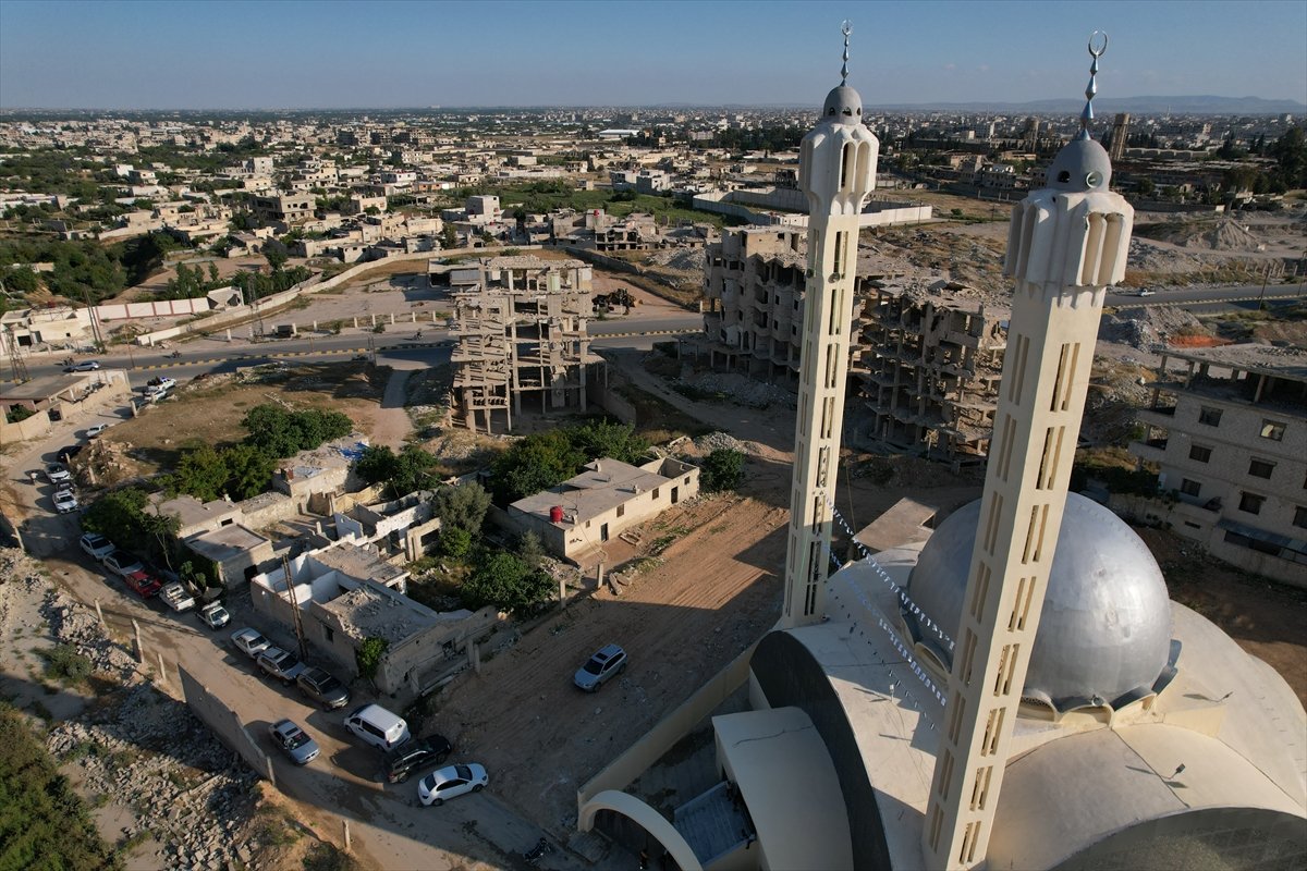 Suriye'de Rahmet İnsani Yardım Derneği'nin girişimleriyle restore edilen Akil Bin Ebi Talib Camii ibadete açıldı