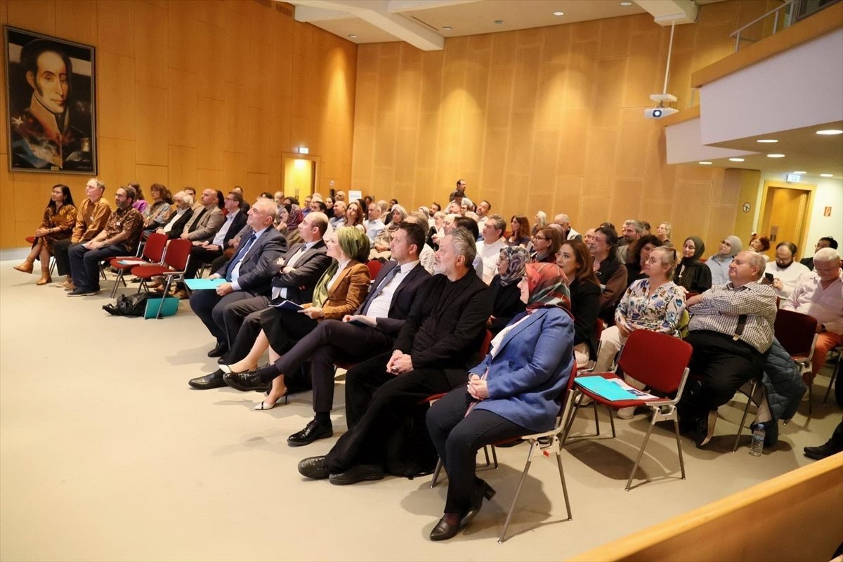 YEE tarafından hazırlanan Yunus Emre Divanı'nın Raif Yelkenci nüshası Berlin'de tanıtıldı