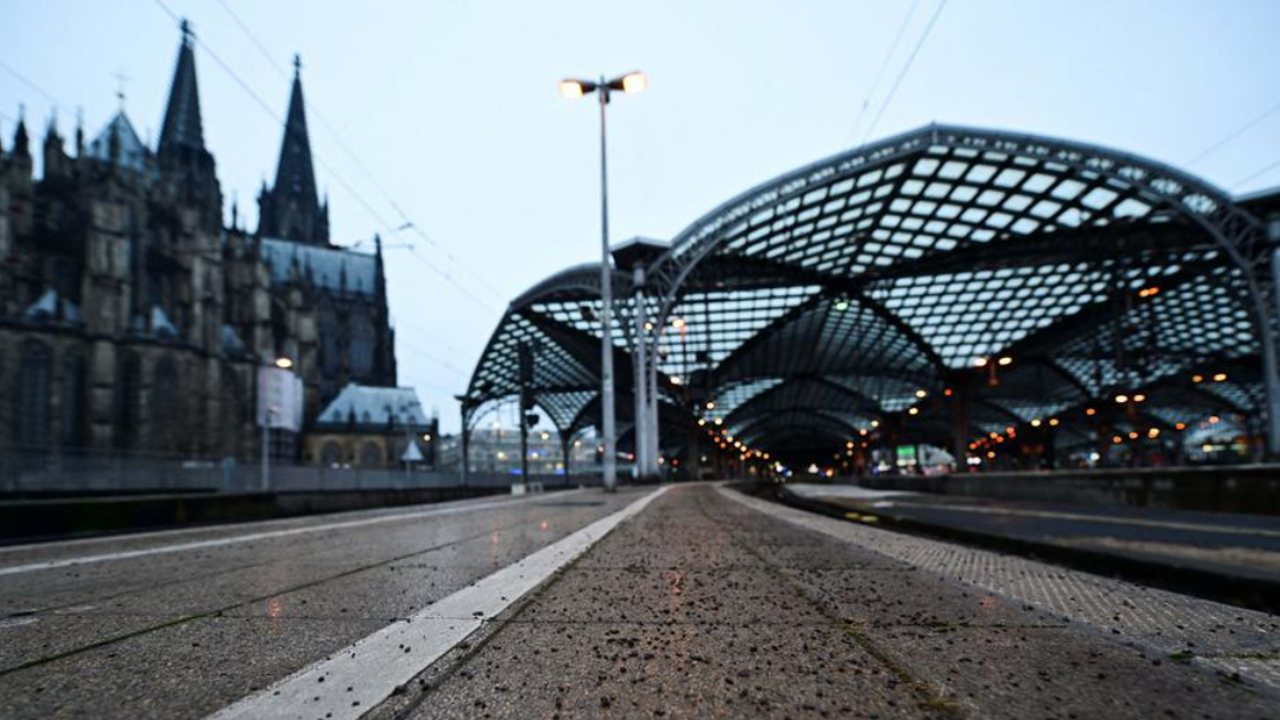 Köln’de Tren Garındaki Selfie Can Aldı