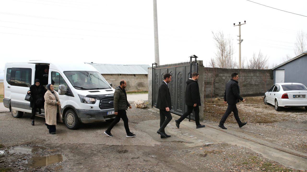Bitlis'te gönüllü öğretmenler, kapı kapı dolaşarak 20 öğrenciyi okula kazandırdı