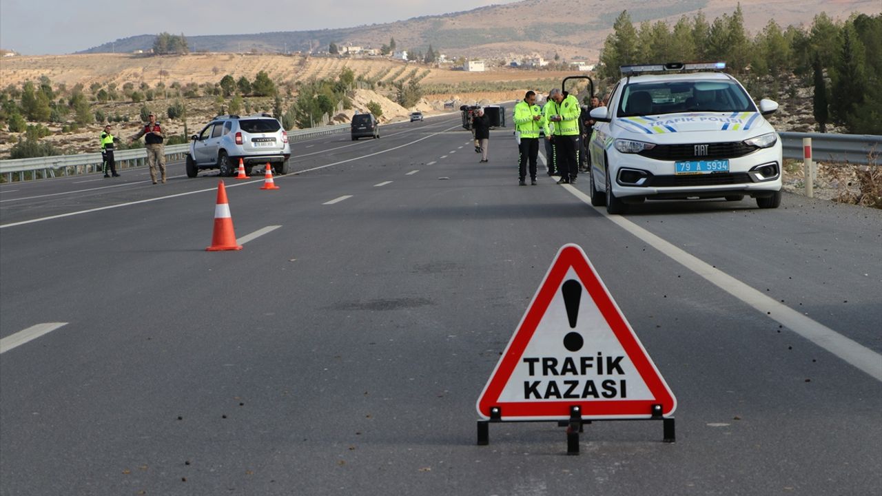 Kilis'te minibüs ile otomobilin çarpıştığı kazada 3 kişi yaralandı