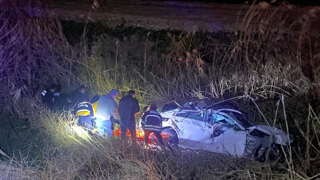 Adana'da otomobilin dere yatağına devrilmesi sonucu 1 kişi öldü, 3 kişi ağır yaralandı