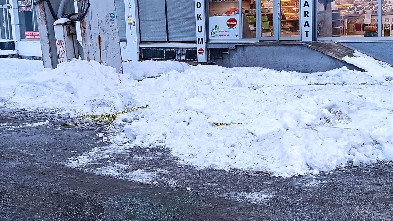 Bitlis'te çatıdan düşen kar ve buz kütlesinin altında kalan kadın öldü