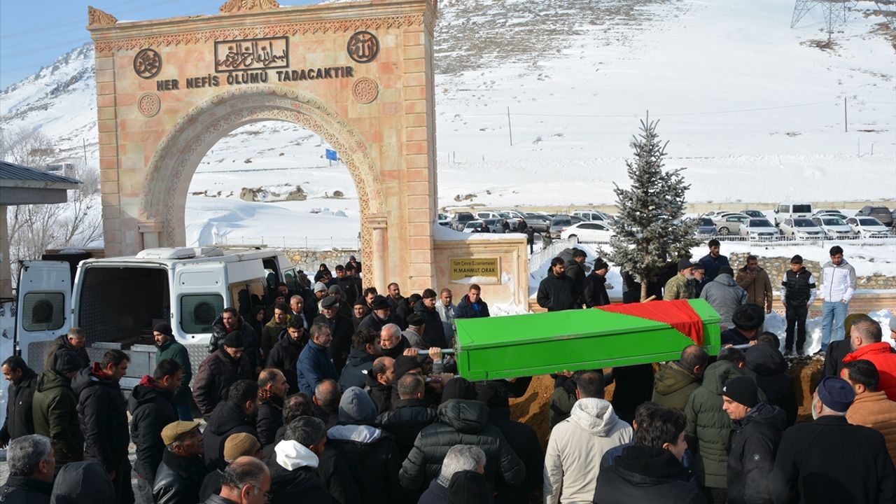 Bitlis'te çatıdan düşen kar ve buz kütlesinin altında kalarak hayatını kaybeden kadın defnedildi