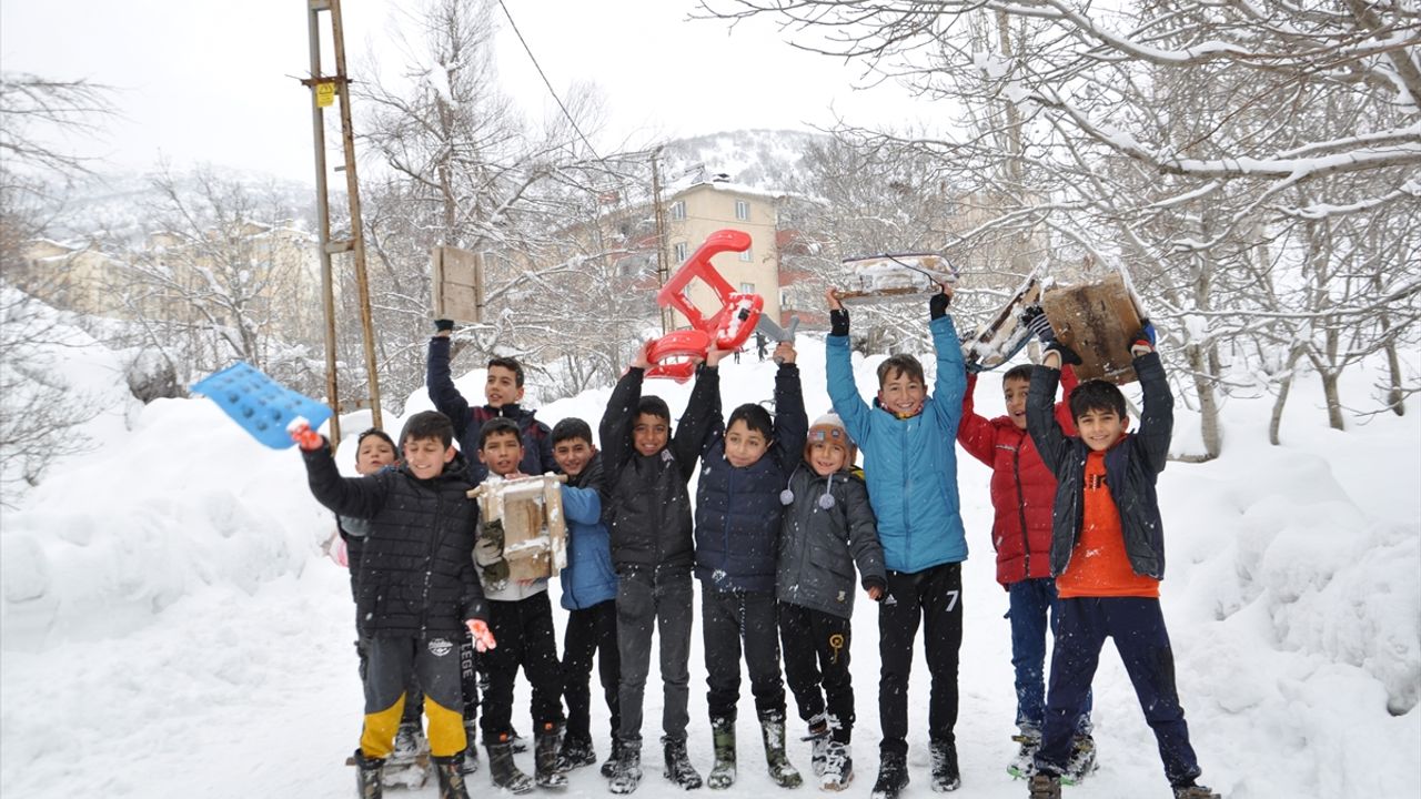 Bitlis'te çocuklar kızak ve naylonlarla kayarak eğlendi