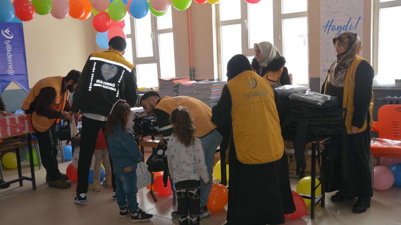 Bitlis'te çocuklara kışlık kıyafet ve kırtasiye yardımı yapıldı