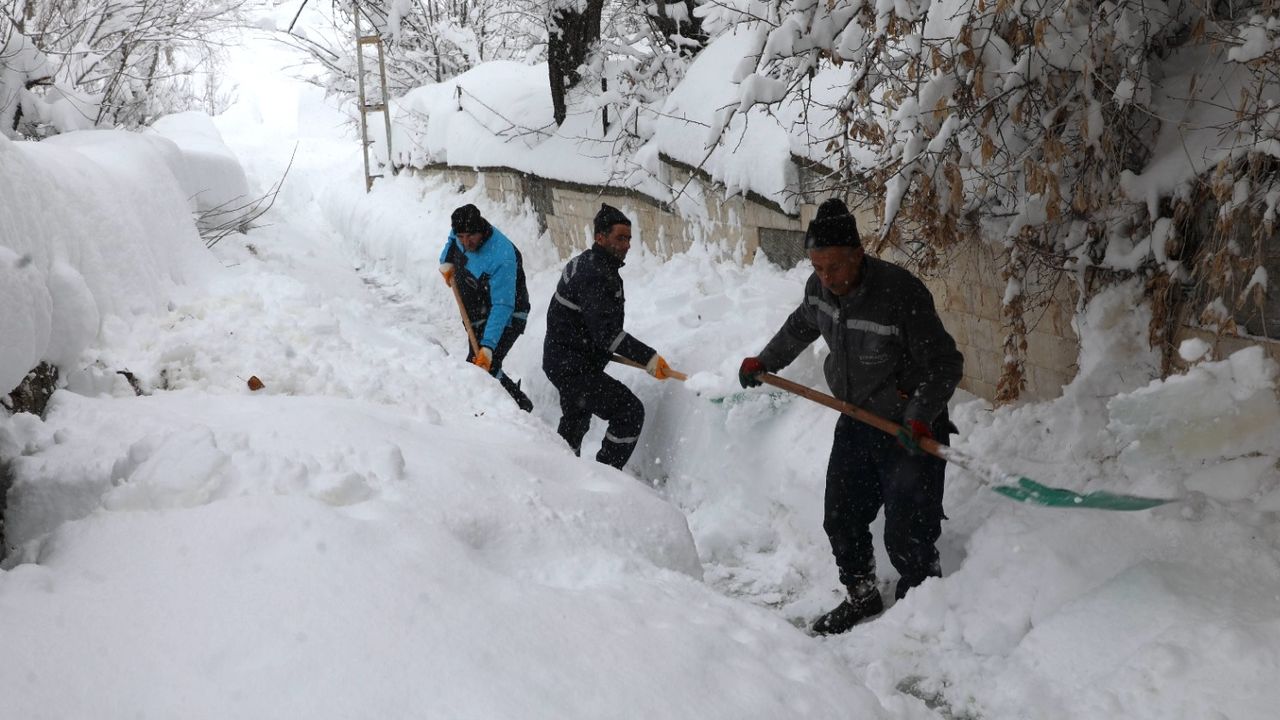 Bitlis'te ekimden bu yana toplamda 4 metreyi aşacak kadar kar yağdı
