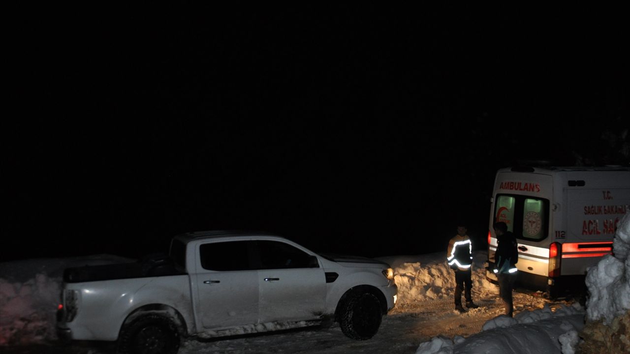 Bitlis'te ekipler kar nedeniyle yolu kapanan hasta için seferber oldu