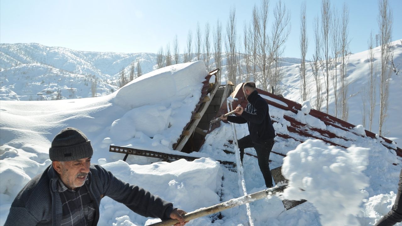 Bitlis'te kar nedeniyle bir evin çatısı çöktü