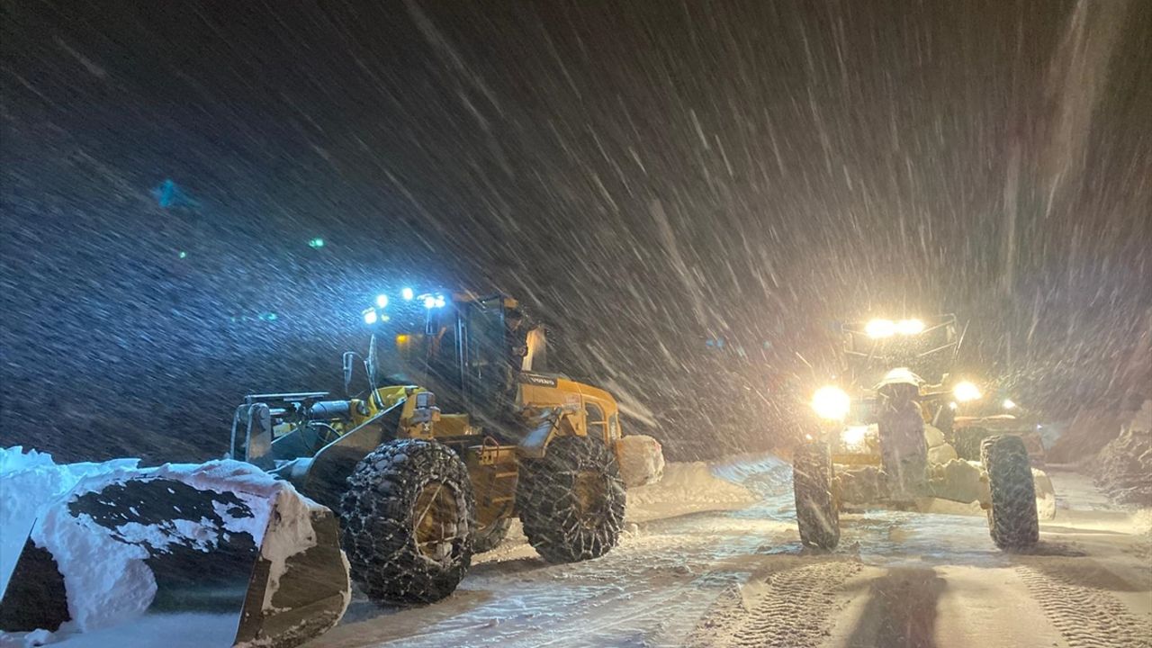 Bitlis'te kar nedeniyle Panor Dağı'nda mahsur kalan doğal gaz tankeri kurtarıldı