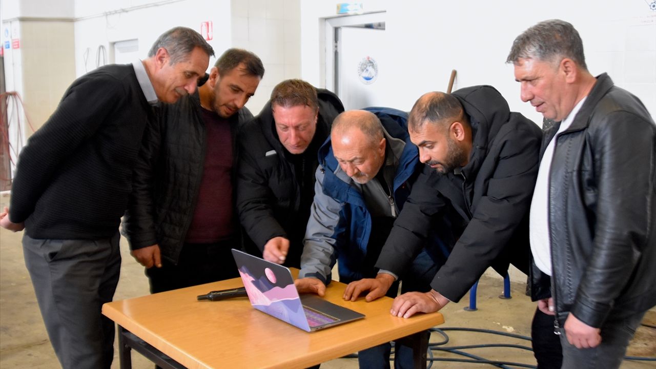 Bitlis'te karla mücadele ekipleri AA'nın 'Yılın Kareleri' oylamasına katıldı