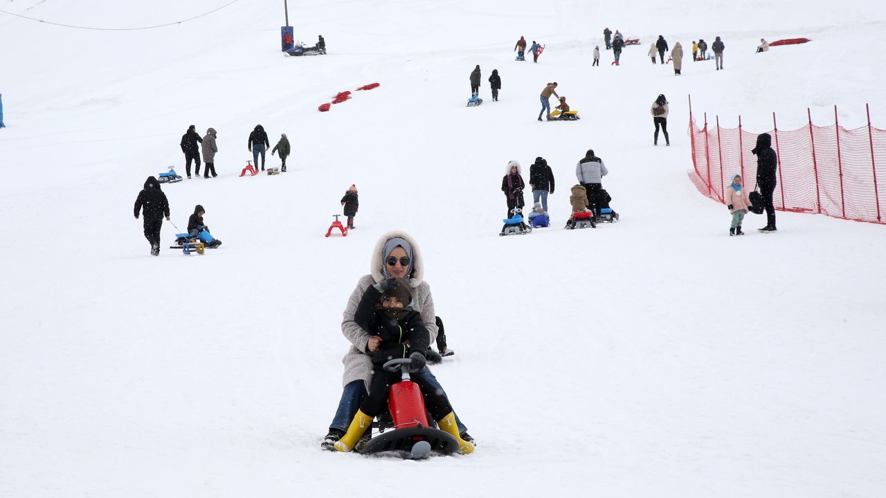 Bitlis'te kayak merkezinde yarıyıl tatili yoğunluğu yaşanıyor