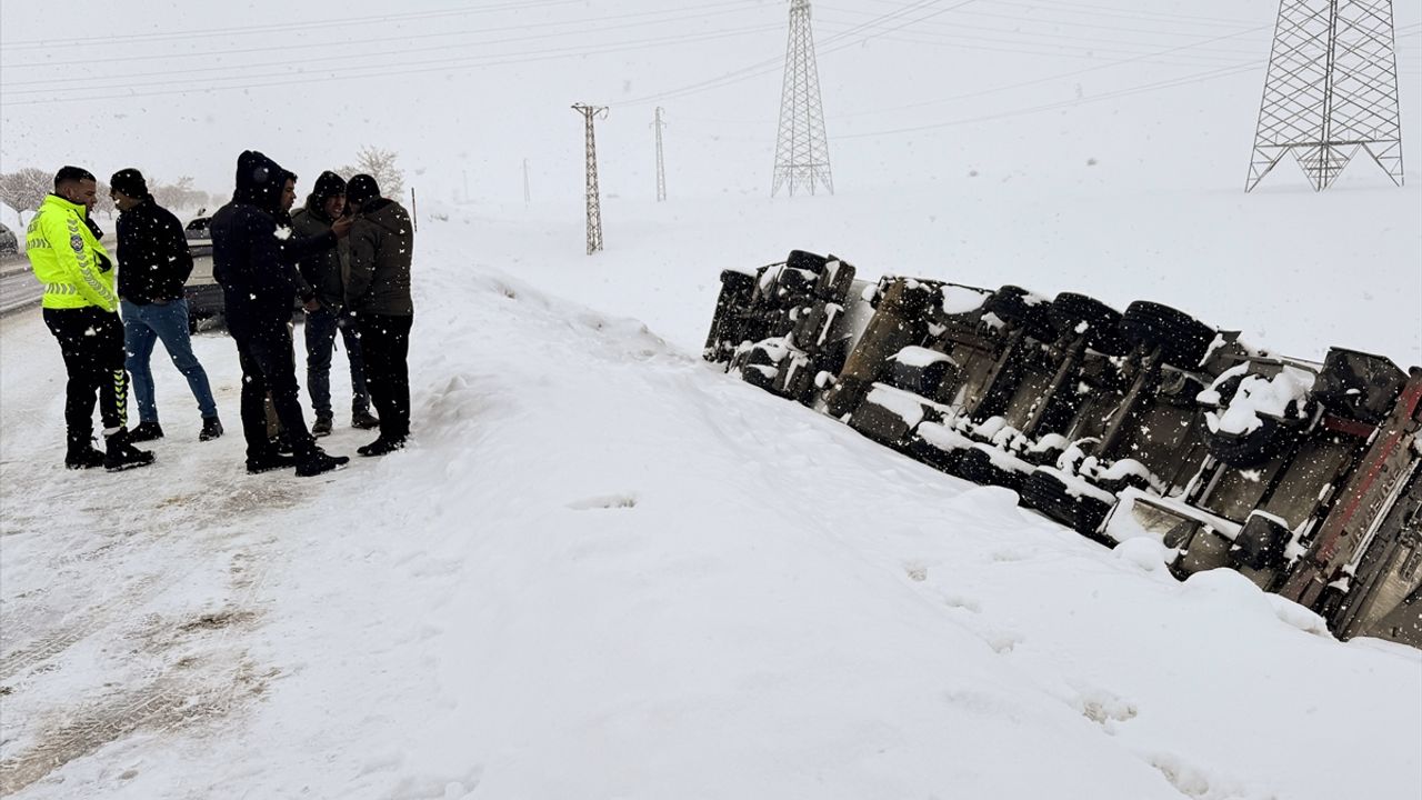 Bitlis'te kontrolden çıkan tır devrildi