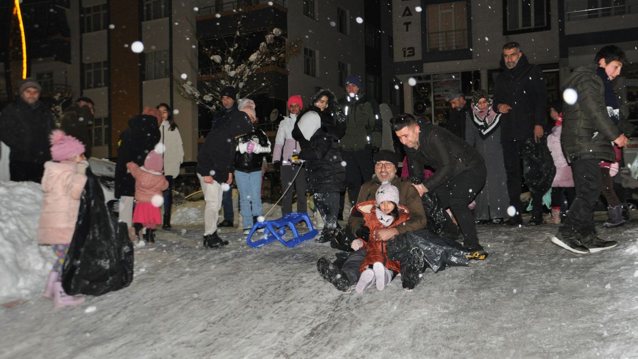 Bitlis'te mahalle sakinleri çocuklarıyla kayarak eğlendi