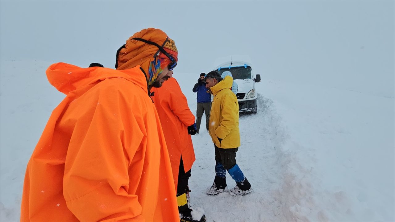 Bitlis'te Süphan Dağı'nı tırmanmak isterken mahsur kalan dağcılar kurtarıldı