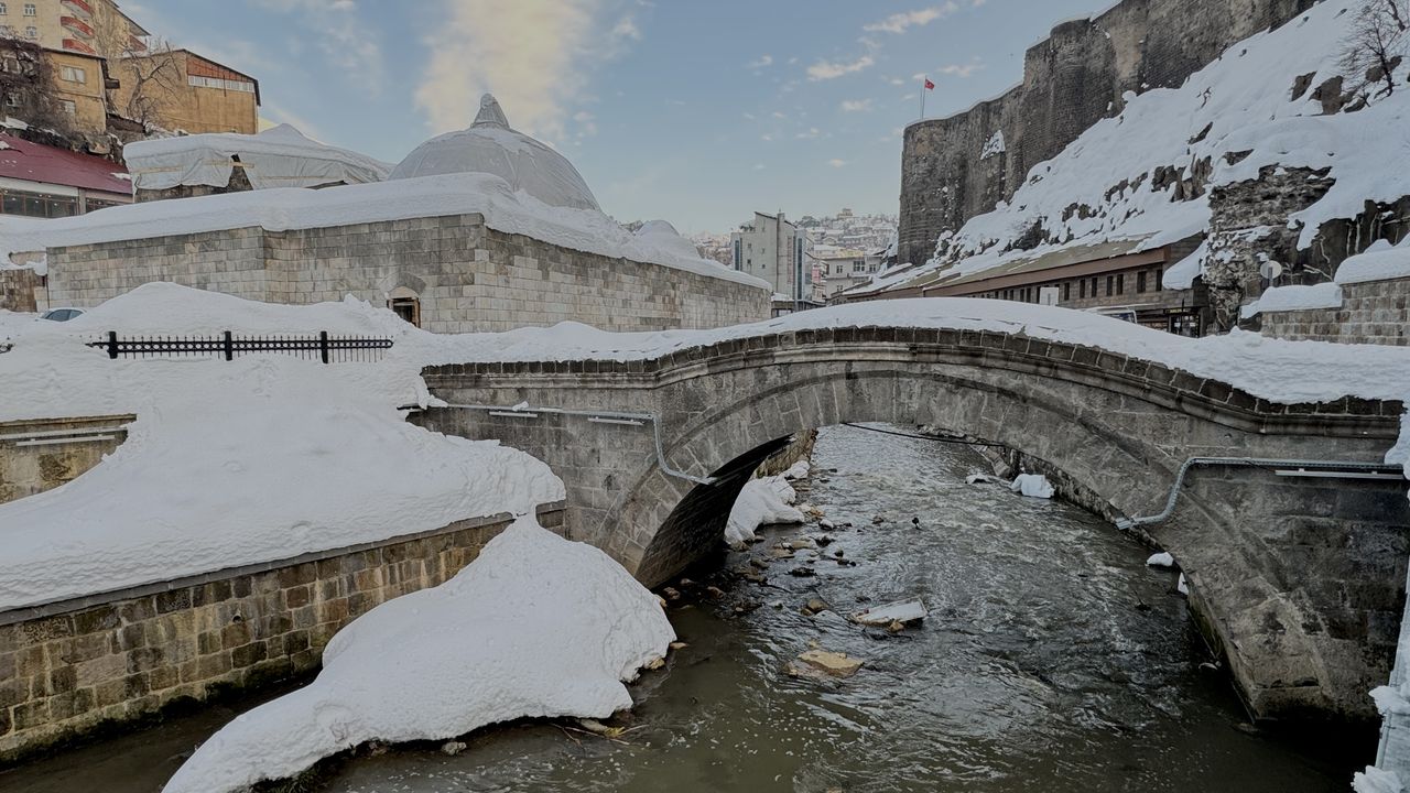 Bitlis'te tarihi yapılar beyaza büründü