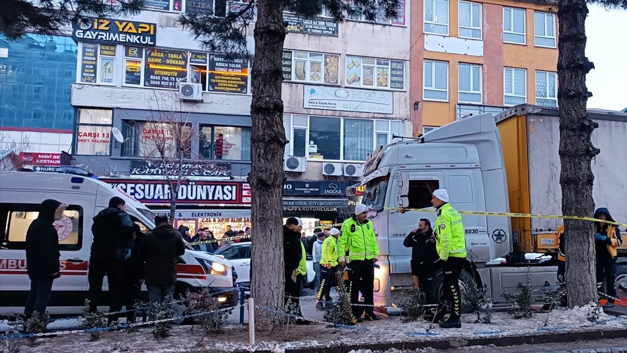 Bitlis'te tırın altında kalan kişi hayatını kaybetti