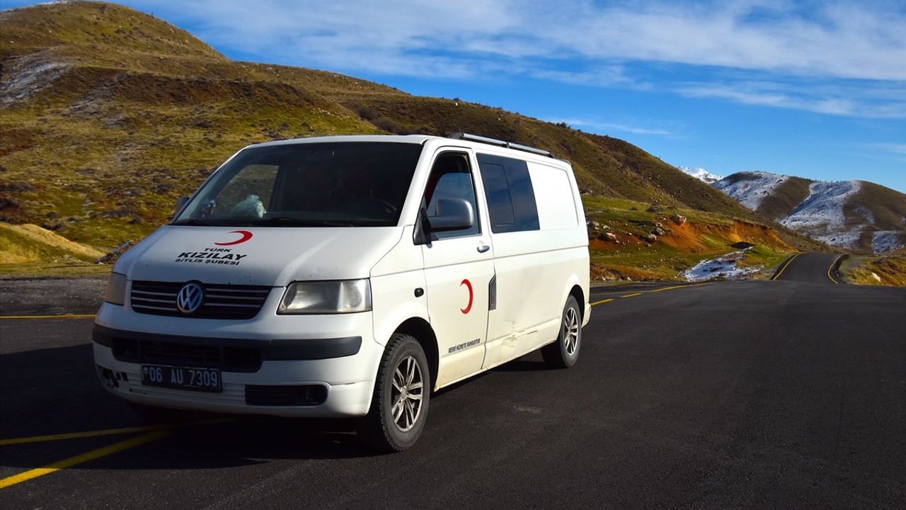 Bitlis'te Türk Kızılay gönüllüleri köyleri dolaşarak ihtiyaç sahiplerine ulaşıyor