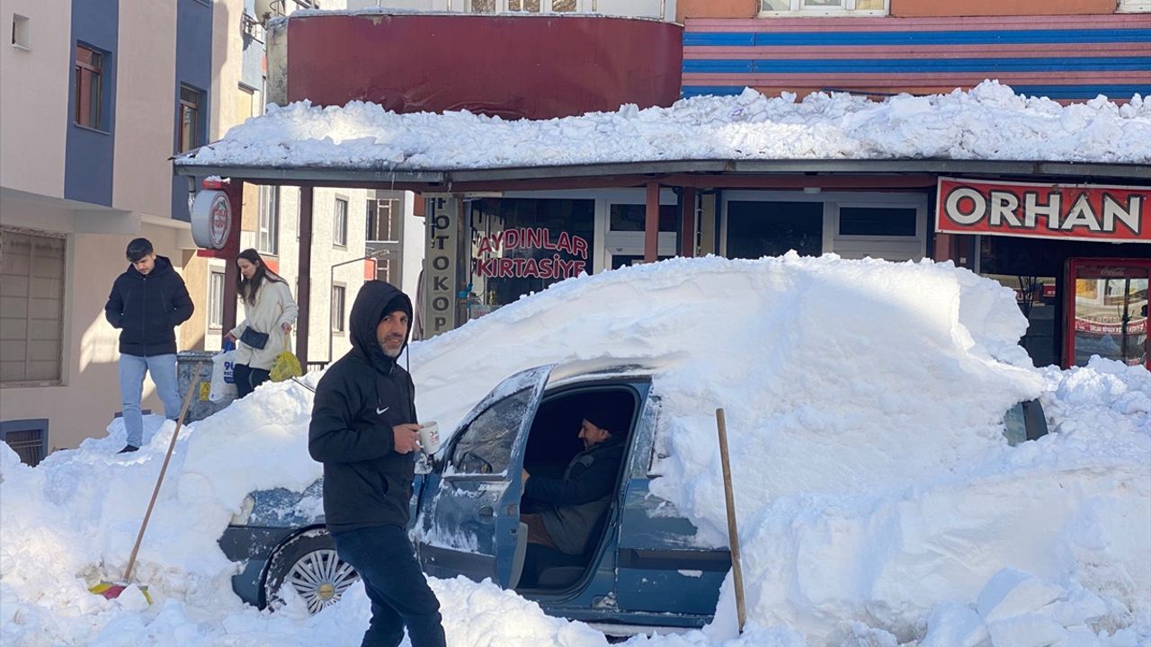 Bitlis'te vatandaşlar kar altında kalan araçlarını güçlükle çıkardı