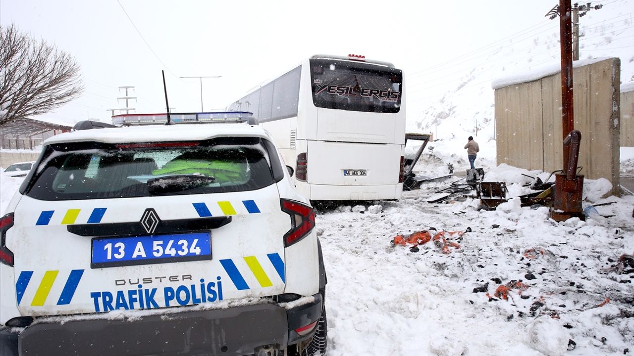 Bitlis'te yolcu otobüsünün kontrol noktasındaki kulübeye çarptığı kazada 4 polis yaralandı