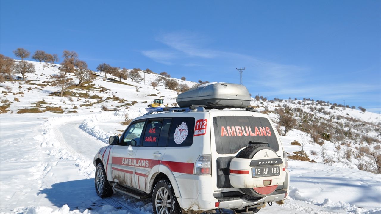 Bitlis'te yolu kapalı köyde rahatsızlanan kadın ekiplerce hastaneye ulaştırıldı