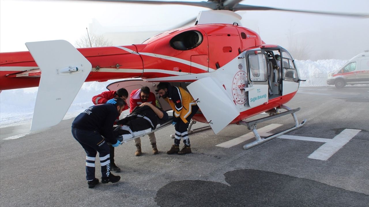 Bitlis'te yolu kapanan köydeki KOAH hastası ambulans helikopterle hastaneye ulaştırıldı