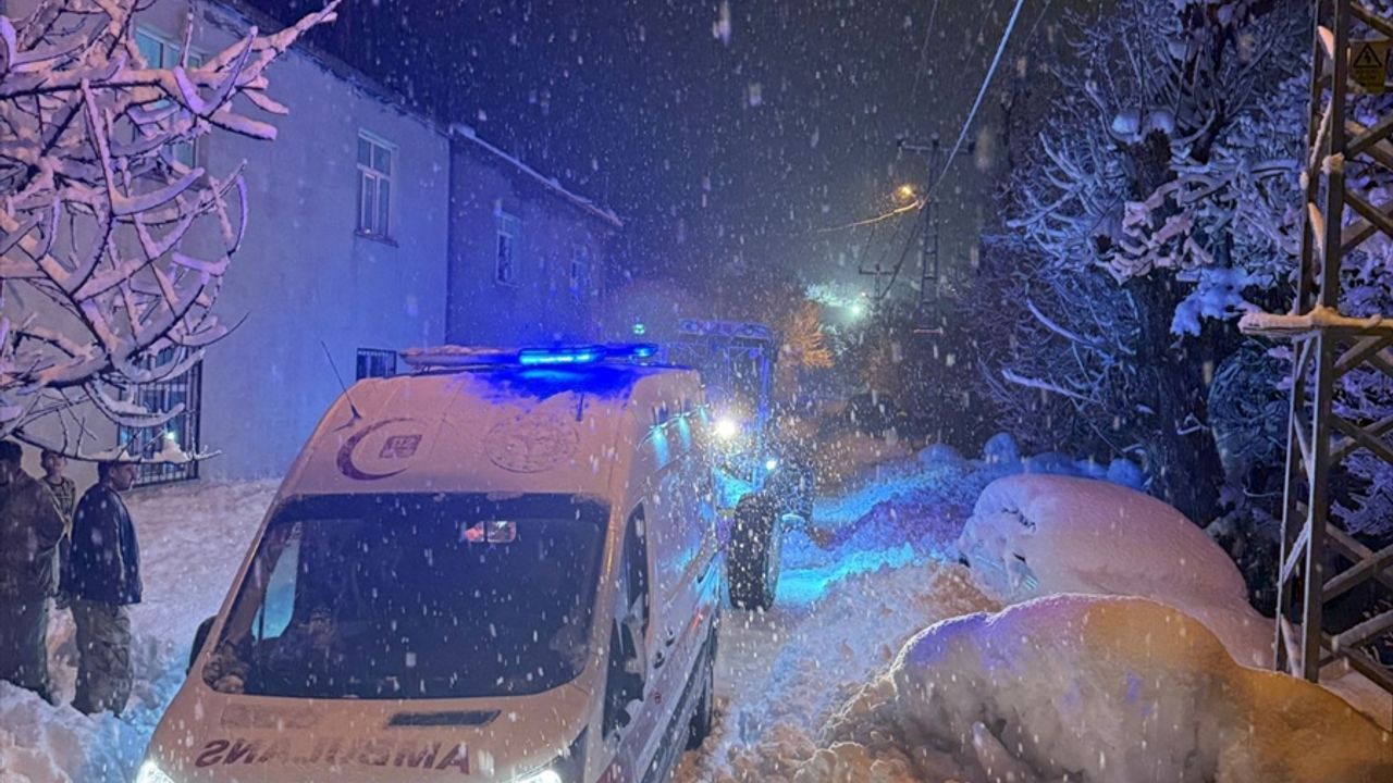 Bitlis'te yolu kardan kapanan köyde rahatsızlanan kadın, ekiplerce hastaneye ulaştırıldı