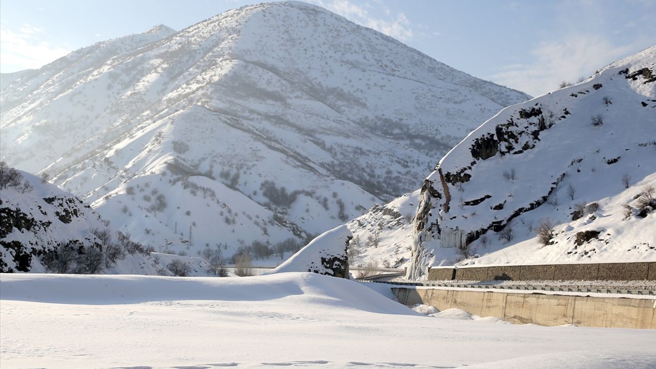 Bitlis'teki 'Deliklitaş' buz sarkıtlarıyla kaplandı