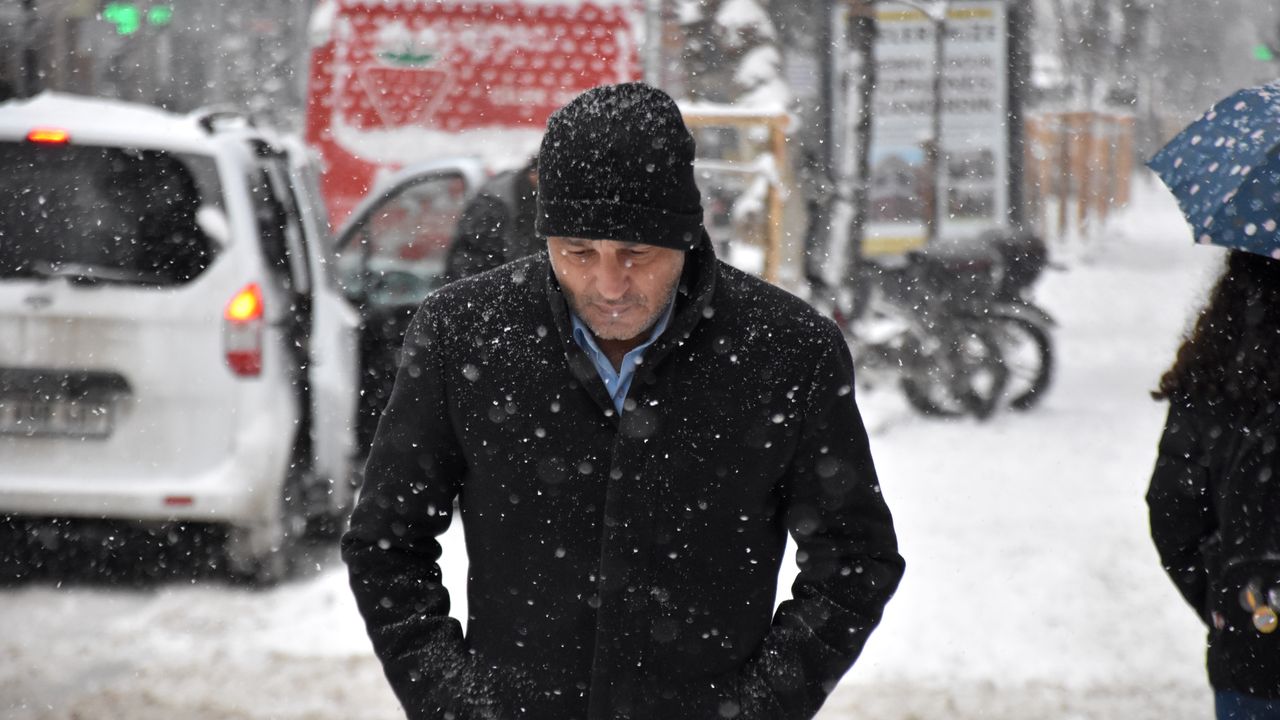 Bitlis'teki Nazik Gölü'nün yüzeyi buzla kaplandı