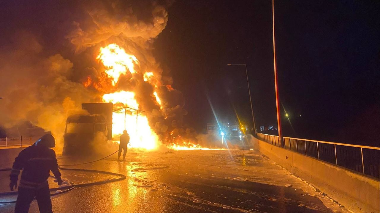 GÜNCELLEME - Gaziantep'te TAG Otoyolu'nda alev alan tır söndürüldü