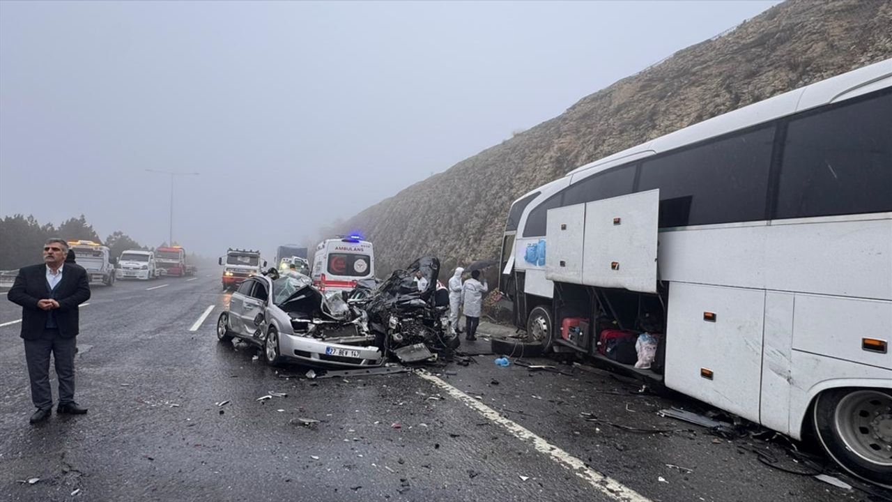 TAG Otoyolu'nda zincirleme trafik kazasında ölü ve yaralılar var