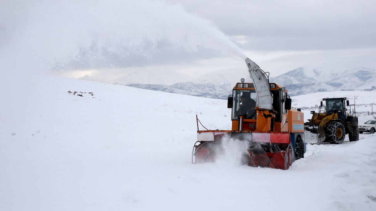 Bitlis'te 'kar kaplanları' kesintisiz ulaşım için sahada