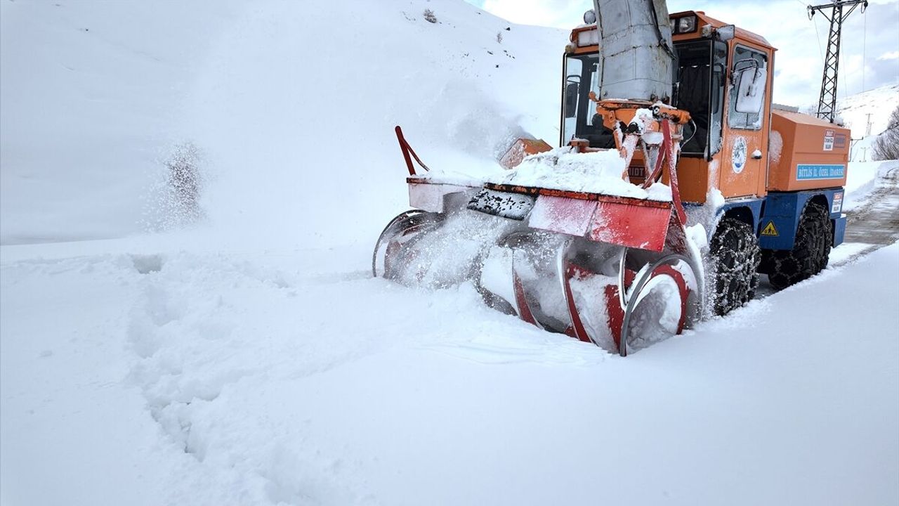 Bitlis'te kırsalda karla mücadele sürüyor