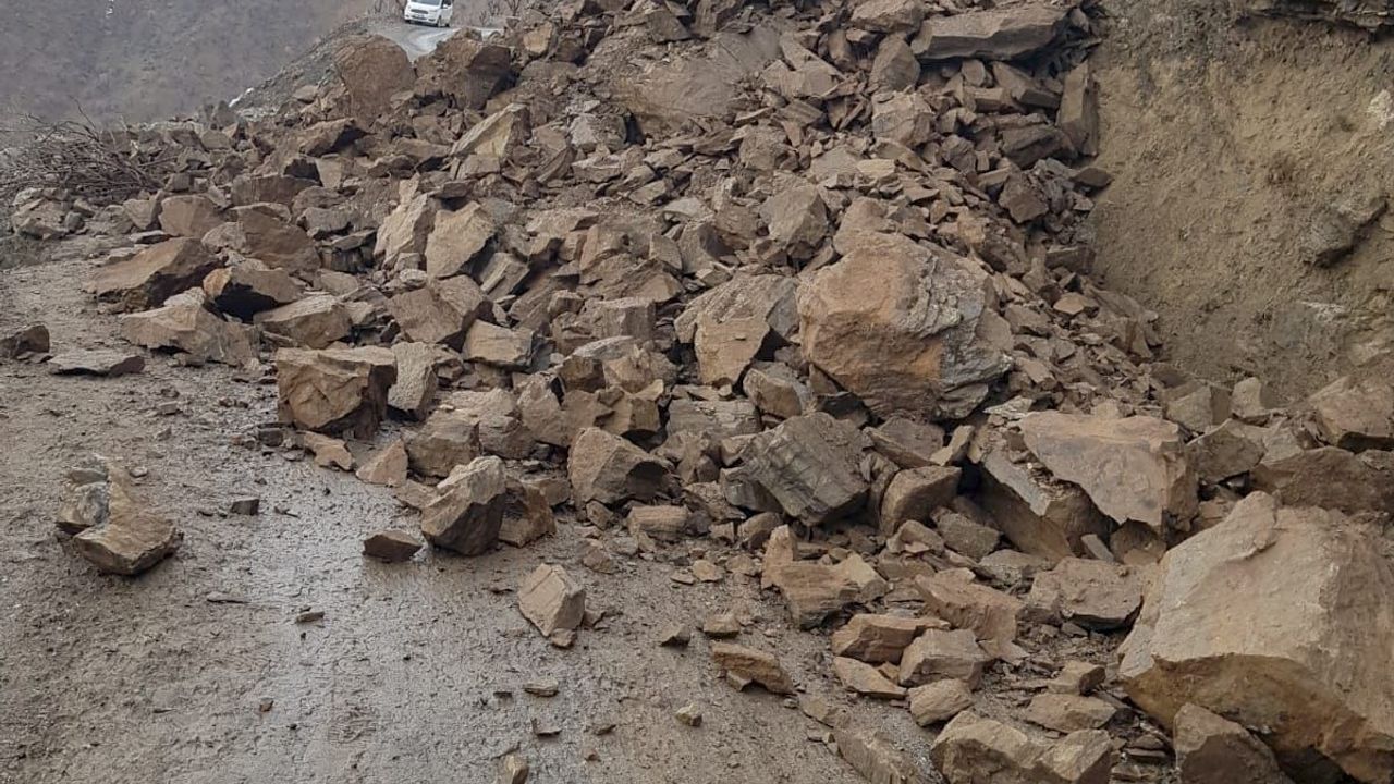 Bitlis'te köy yollarına düşen kaya parçaları ve toprak yığını temizlendi