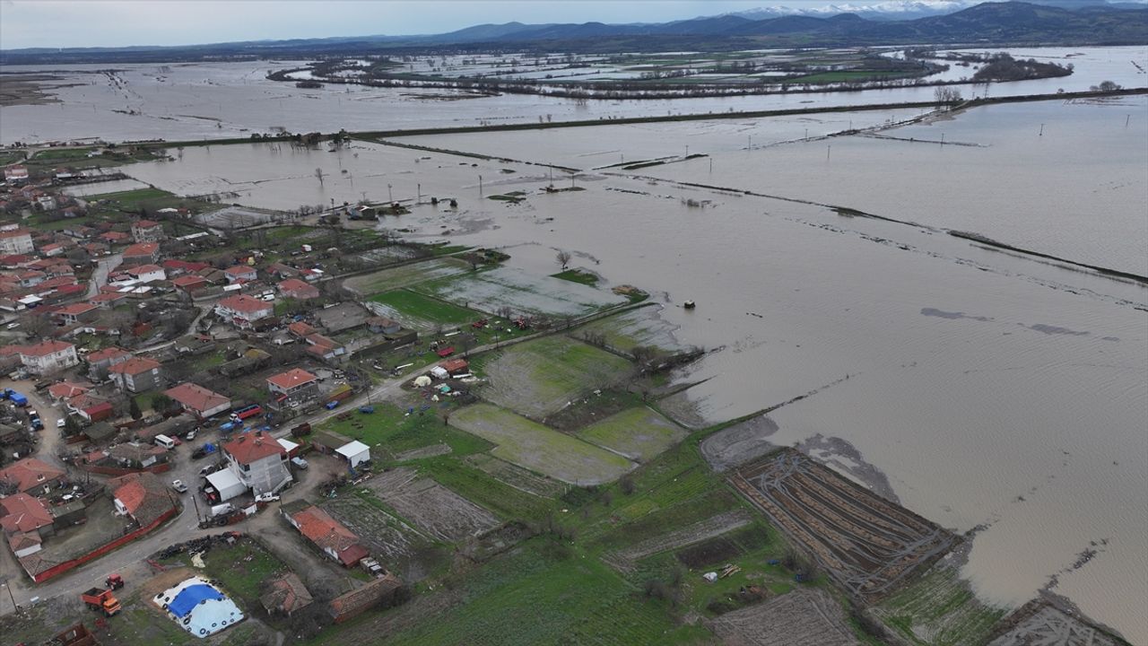 Edirne'de yatağından çıkan Tunca ve Meriç tarım arazilerini sular altında bıraktı
