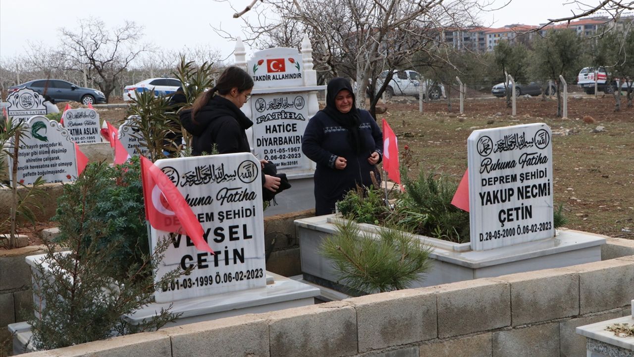 Kilis'te depremde yaşamını yitirenler mezarları başında anıldı