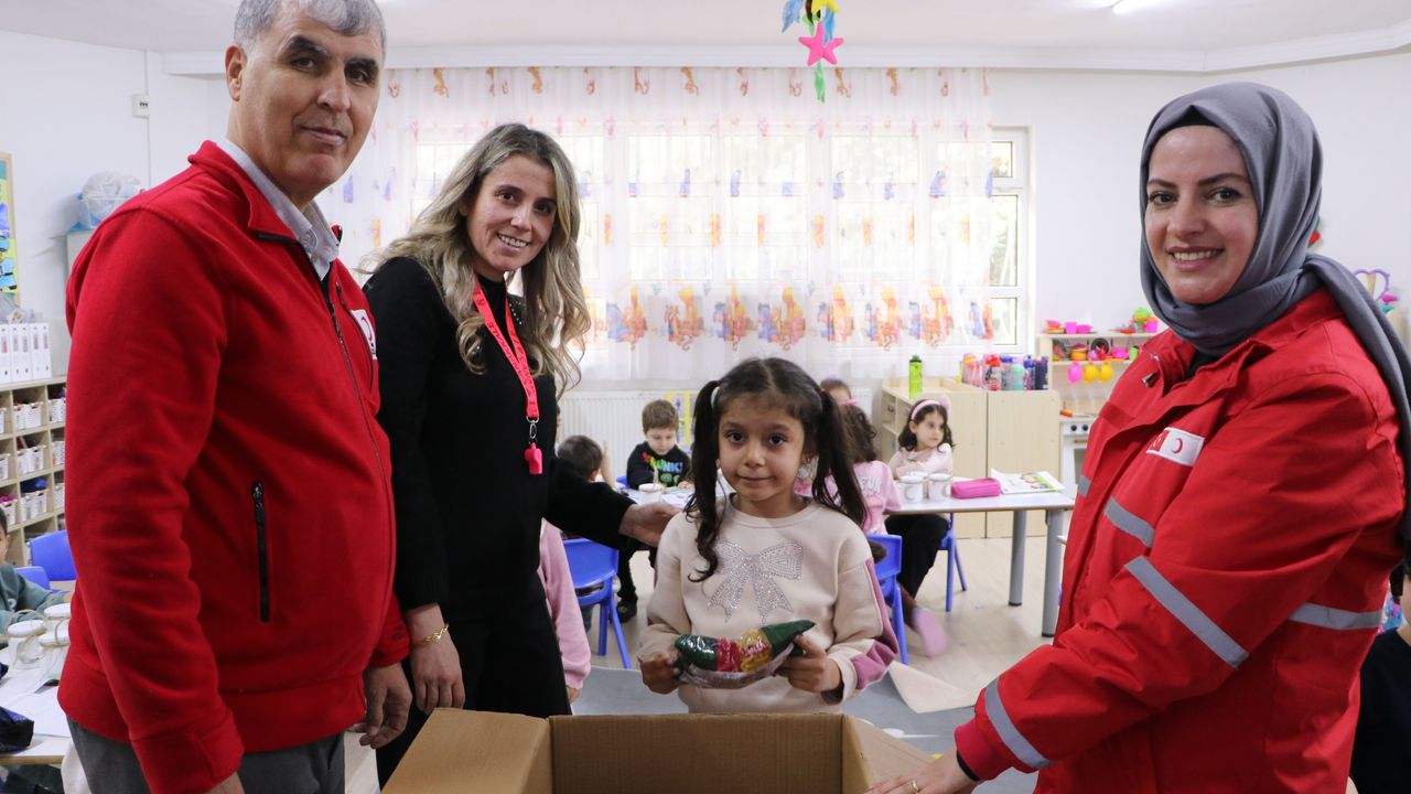 Kilis'te öğrenciler yardım kolileri hazırladı