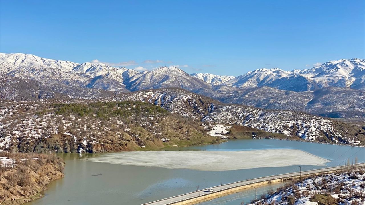 Van ve Bitlis'te 23 yerleşim yerine ulaşım sağlanamıyor