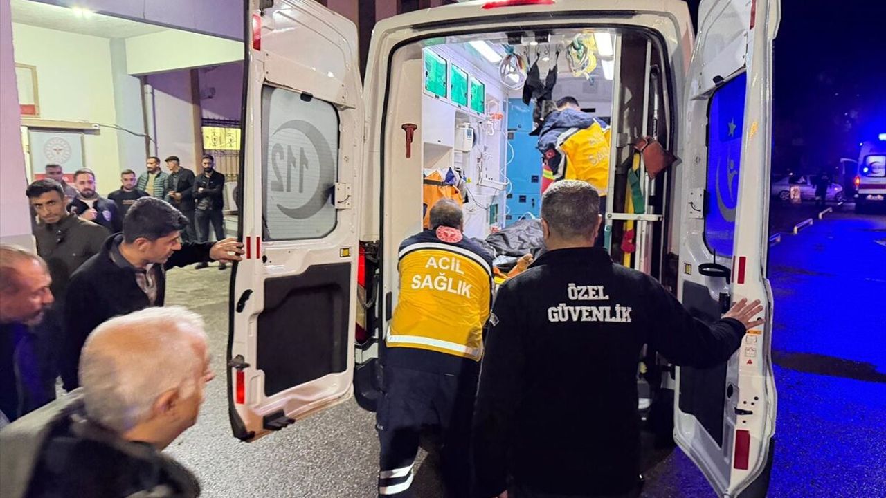 Adıyaman'da dere yatağına devrilen otomobildeki 2'si ağır 5 kişi yaralandı