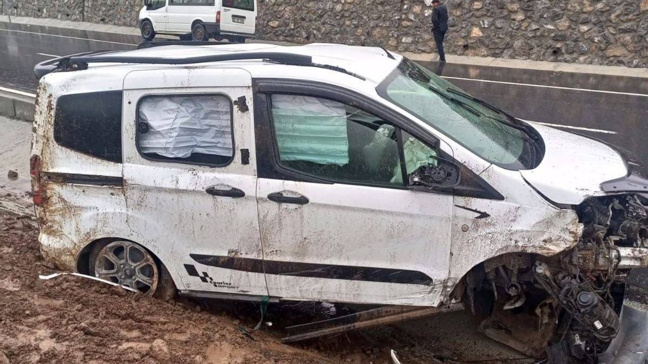 Bitlis'te devrilen hafif ticari araçtaki 5 kişi yaralandı