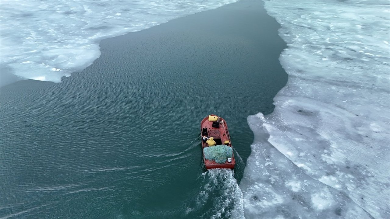 Bitlis'te Nazik Gölü'nde buzlar kısmen çözüldü