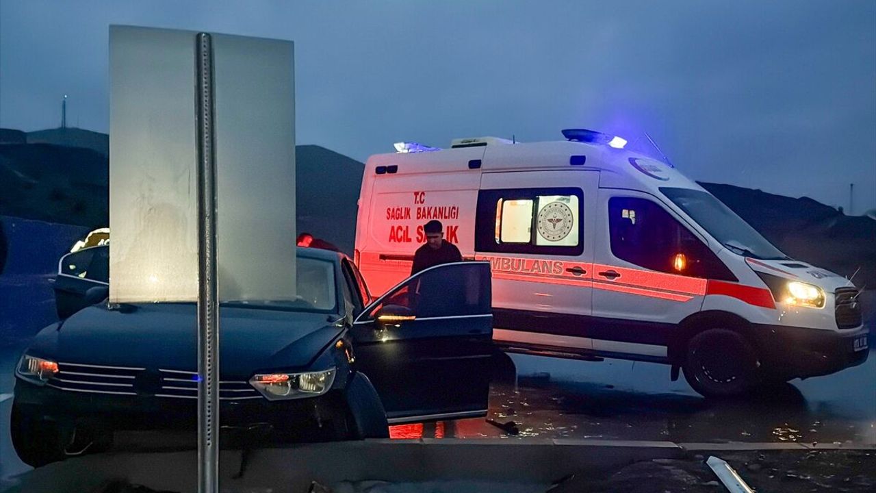 Bitlis'te refüje çarpan otomobildeki 4 kişi yaralandı