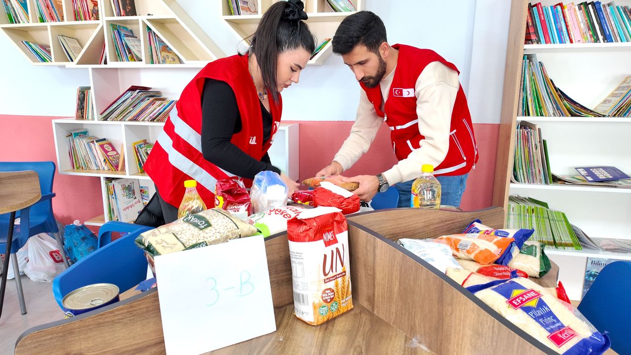 Hakkari ve Bitlis'te öğrenciler ramazan kolileri hazırlayarak dayanışma ruhunu pekiştiriyor