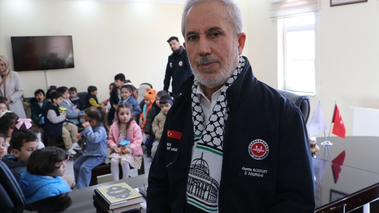 Kilis'te Kuran kursu öğrencileri kumbaralarını Gazzeli çocuklara bağışladı