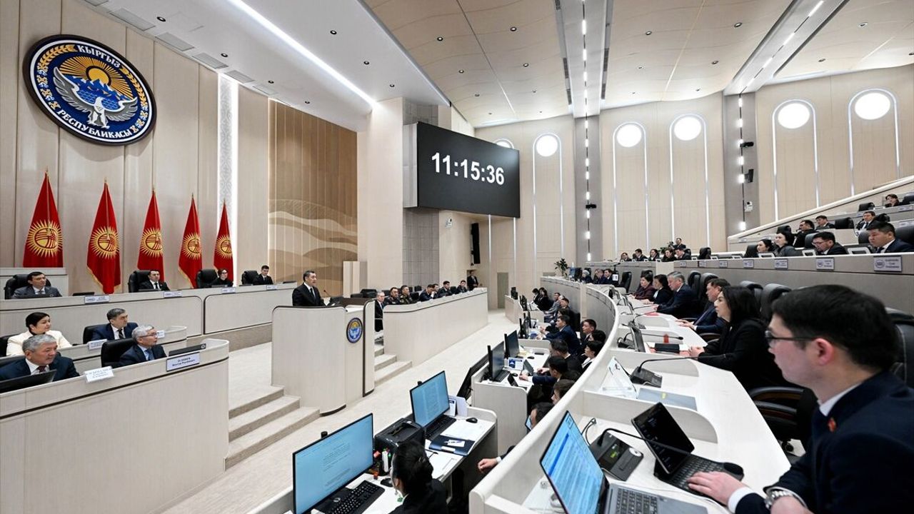 Kırgızistan'da kabinenin yeni üyeleri mecliste yemin etti