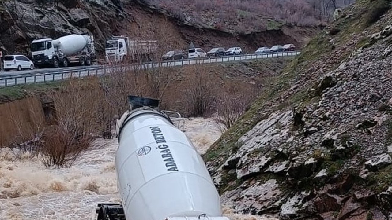 Bitlis'te dereye düşen beton mikserinin sürücüsü kayboldu