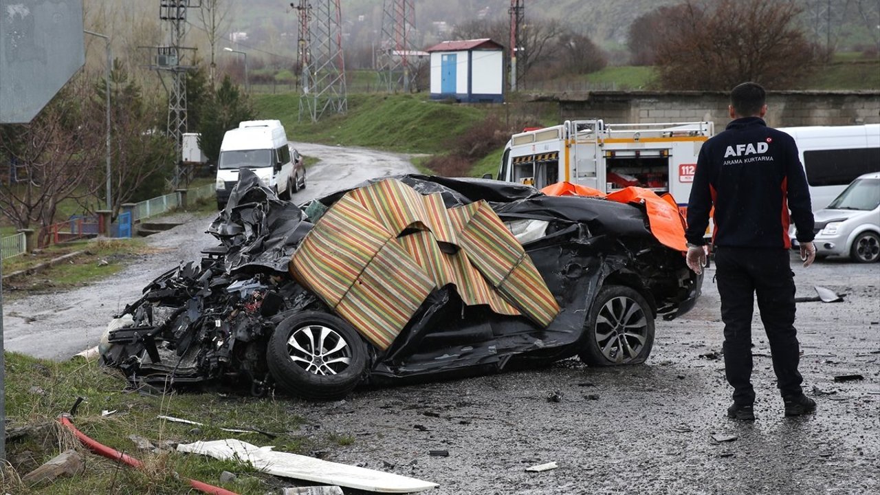 Bitlis'te otomobille tırın çarpıştığı kazada 2 kişi öldü, 1 kişi yaralandı